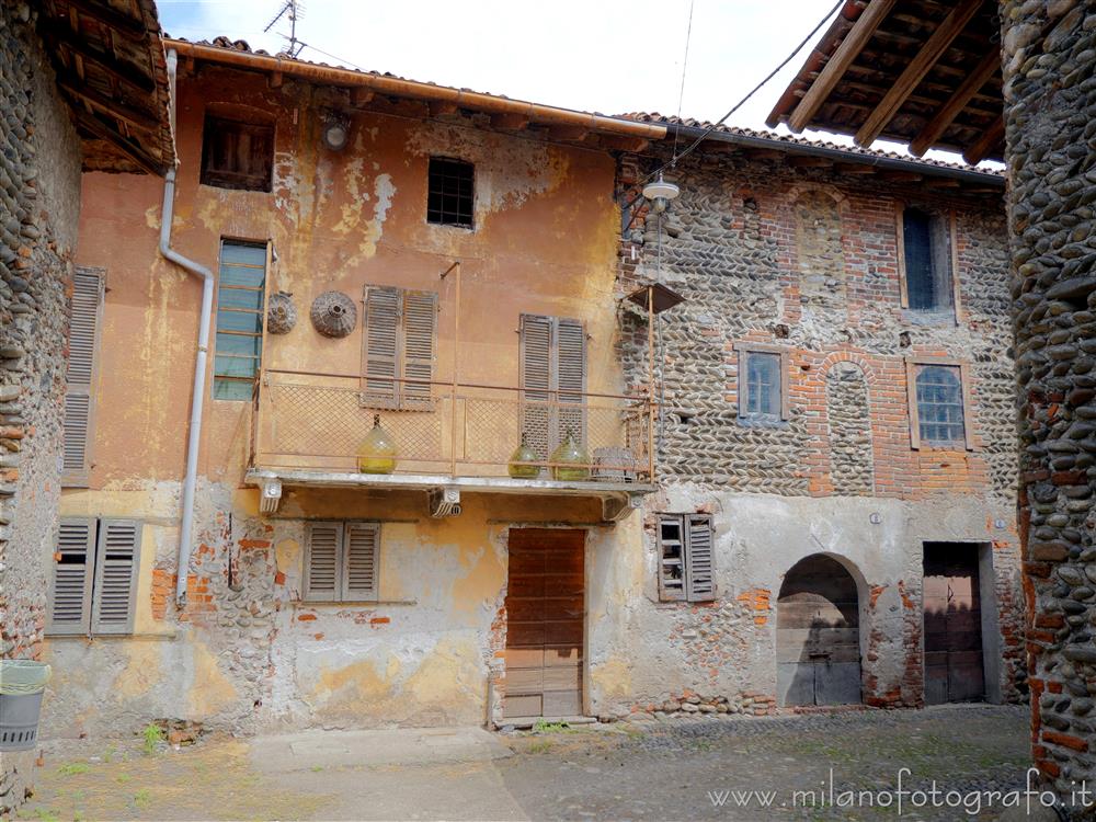 Carpignano Sesia (Novara) - Antiche case all'interno del ricetto